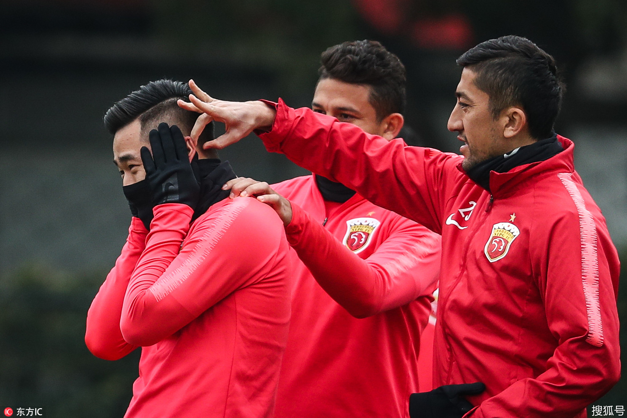 上海上港球员集结备战亚冠比赛，全力争胜的简单介绍