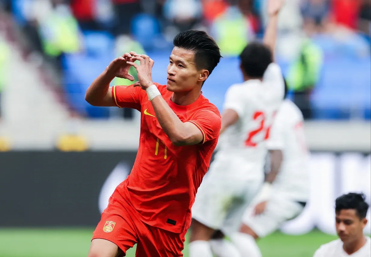 足球比赛现场球员奋勇拼搏,精气神的简单介绍 足球比赛现场球员奋勇拼搏,精气神的简单介绍