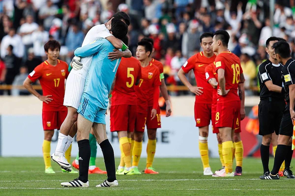 精彩足球比赛过后,球员们互致掌声 精彩足球比赛过后,球员们互致掌声