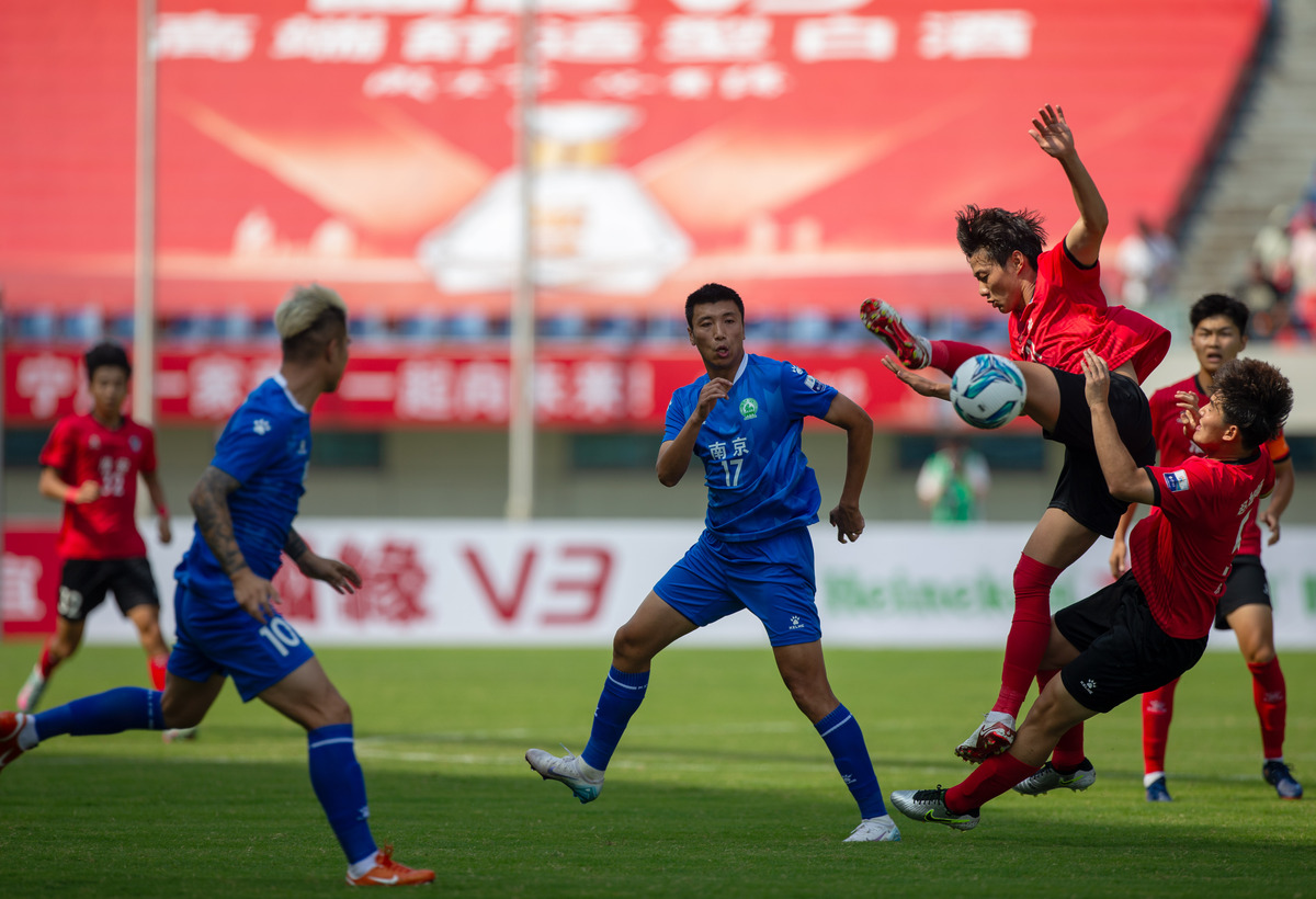 关于新晋足球联赛赛事掀起狂欢，球员表现优异备受瞩目的信息