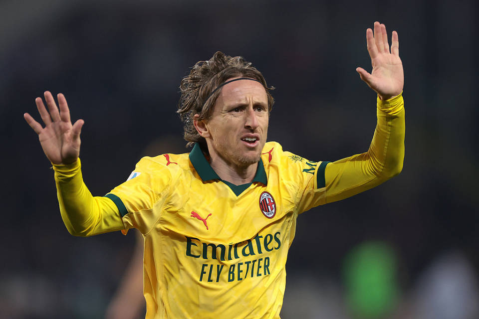 PG电子APP链接-波兰鏖战里昂，莫德里奇制霸全场