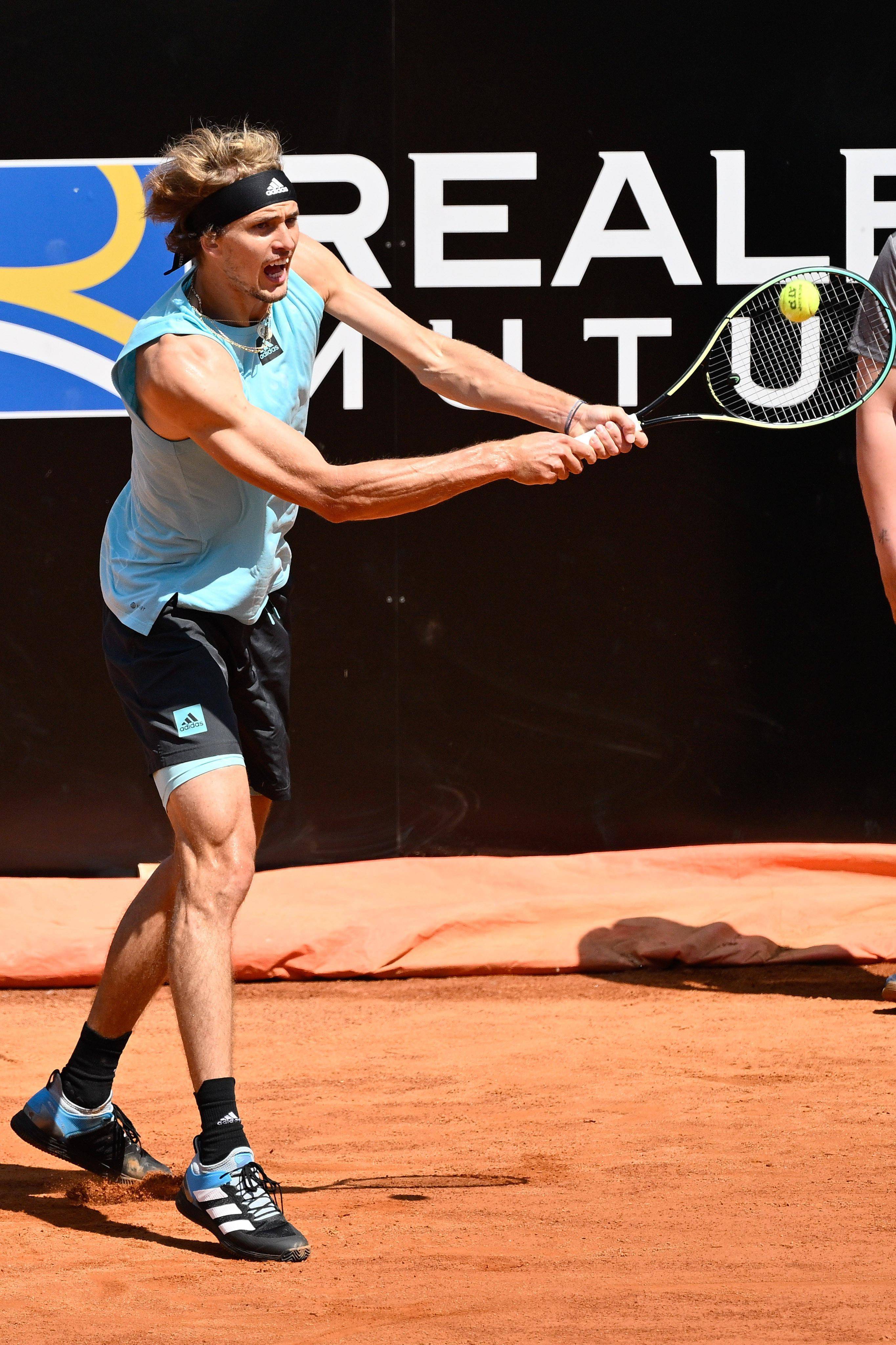 关于意大利网球队轻取美国网球队，兹维列夫完成帽子戏法的信息