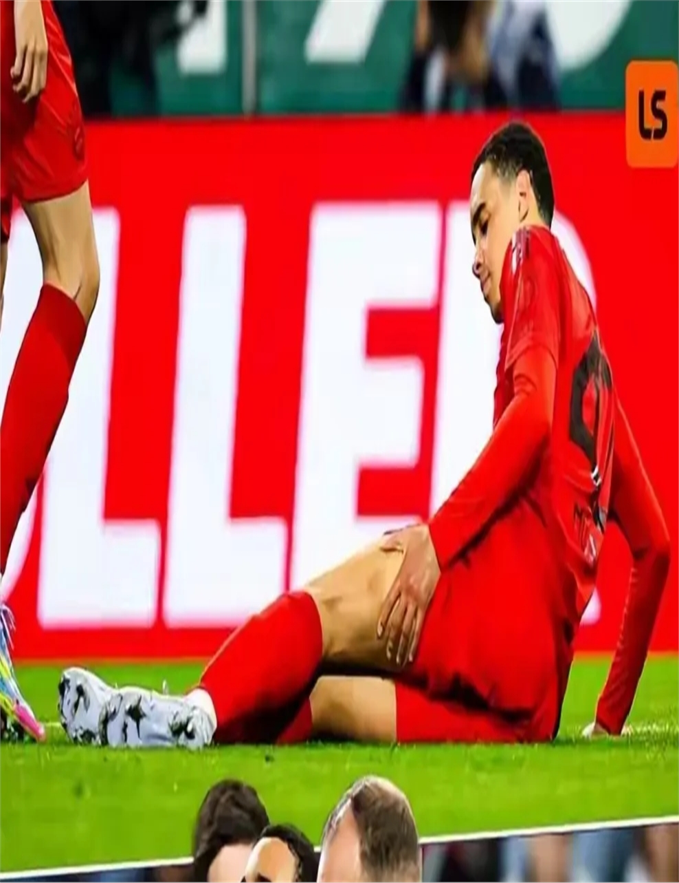 里昂后卫犯规惨遭红牌，球队战力削弱