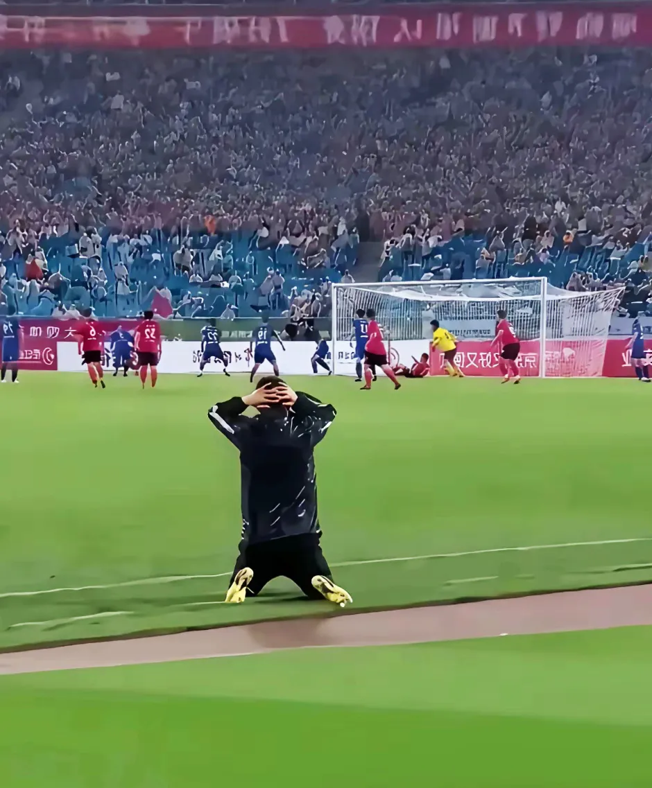 里昂后卫犯规惨遭红牌，球队战力削弱